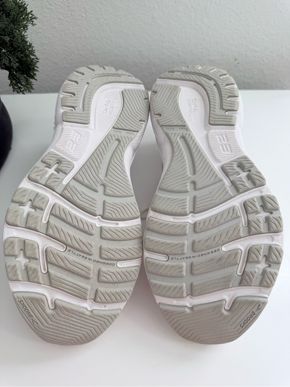 Brooks Adrenaline GTS 23 Women size 9 White and Light Gray Running Shoes - Picture 8 of 9